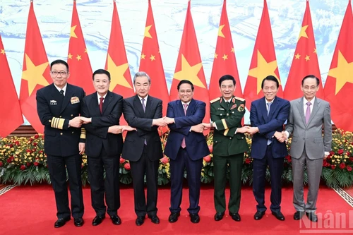 Le Premier ministre Pham Minh Chinh et les ministres des Affaires étrangères, de la Défense et de la Sécurité publique des deux pays.