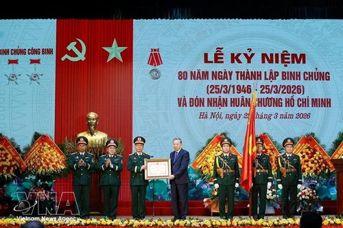 Le Secrétaire général Tô Lâm remet l’Ordre Hô Chi Minh, haute distinction de l’État récompensant ses contributions particulièrement remarquables tout au long de développement, de combats et de maturation du Génie militaire du ministère de la Défense. Photo : VNA 