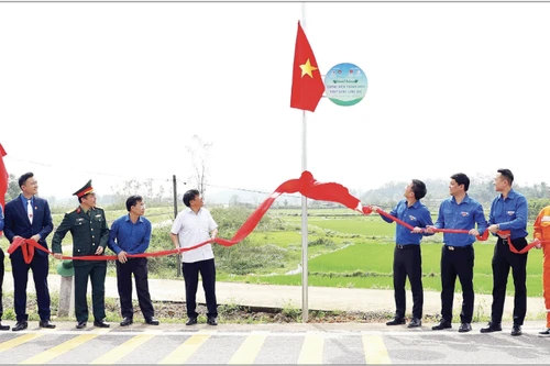 Cérémonie d’inauguration de la route « Éclairer les routes rurales » dans la province de Ha Tinh, dans le cadre du Mois de la jeunesse 2026. Photo : Linh Phan