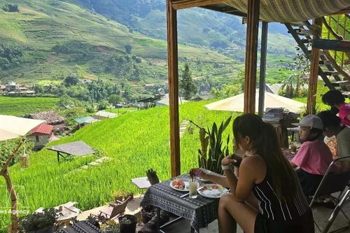 Les cafés offrant une vue sur les rizières en terrasses verdoyantes, en harmonie avec la nature à Ta Van, sont très appréciés des visiteurs. Photo : VNA. 