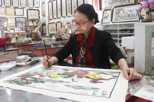 La maître artisan émérite Nguyen Thi Oanh, liée à l’art de la peinture de Dong Ho depuis plus de 50 ans, incarne ce patrimoin culturel ancestral.