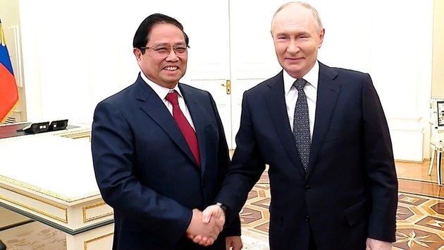 Le Premier ministre Pham Minh Chinh (gauche) et le président russe Vladimir Poutine. Photo : VNA. 