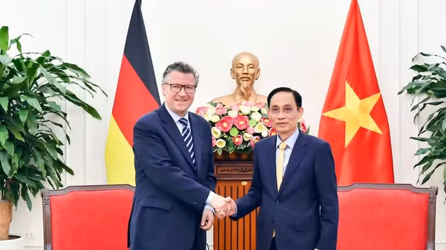 Le ministre vietnamien des Affaires étrangères, Le Hoai Trung (droite), reçoit le secrétaire d'État du ministère des Affaires étrangères de l'Allemagne, Géza Andreas von Geyr. Photo : MOFA. 