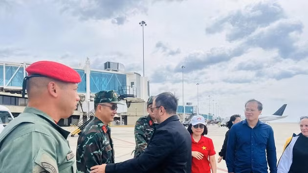 Le ministre vénézuélien des Affaires étrangères, Yván Gil Pinto, fait ses adieux à la délégation vietnamienne. Photo : ambassade du Vietnam au Venezuela. 