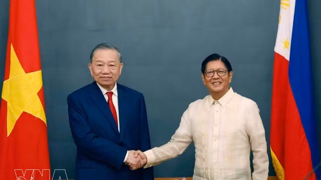Le secrétaire général et président To Lam (gauche) et le président philippin Ferdinand Romualdez Marcos Jr. tiennent des entretiens d'État (Manille, 1er juin 2026). Photo : VBA. 