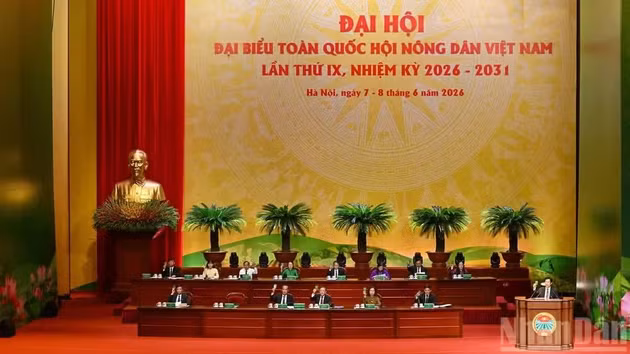 Le Présidium dirige le IXe Congrès national des délégués de l’Association des agriculteurs du Vietnam.