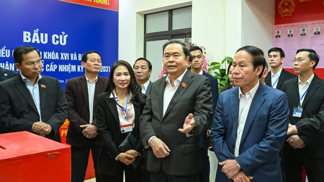 Le président de l’Assemblée nationale Tran Thanh Man, président du Conseil électoral national, inspecte les préparatifs électoraux dans le quartier de Hai An, à Hai Phong. (Photo : Duy Linh)