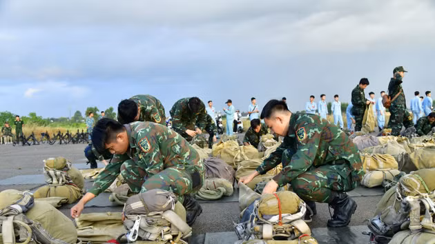 Les commandos et unités de reconnaissance s’entraînent au parachutage sur la base aérienne de Bien Hoa