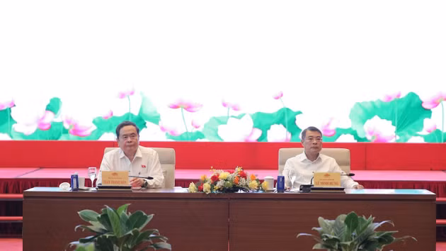Le Premier ministre Le Minh Hung et le président de l’Assemblée nationale Tran Thanh Man ont coprésidé, le 14 juin à Hanoï, une rencontre avec les dirigeants des organes de presse à l’occasion du 101e anniversaire de la Journée de la presse révolutionnaire vietnamienne. Photo: CPV