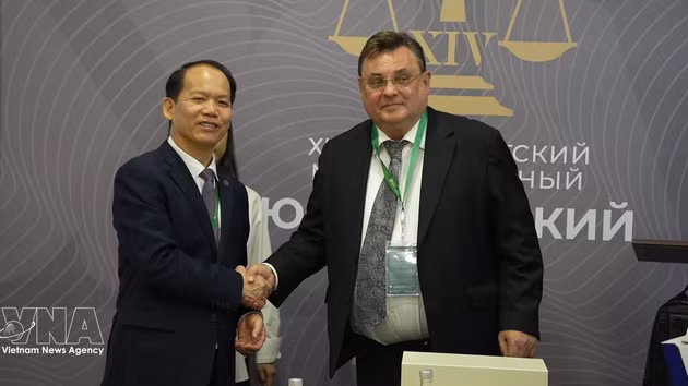 Le ministre vietnamien de la Justice, Hoang Thanh Tung, rencontre son homologue russe, Konstantin Chuychenko. Photo: VNA 