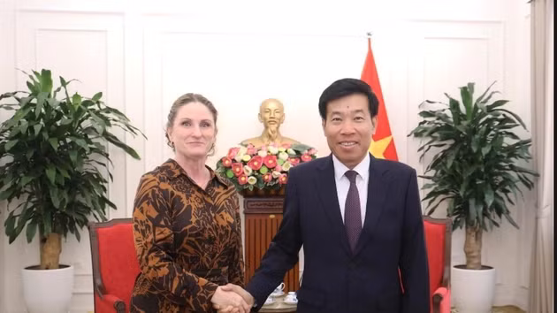 L’ambassadrice de Nouvelle-Zélande au Vietnam, Caroline Beresford, et le vice-ministre vietnamien des Affaires étrangères, Nguyen Manh Cuong. Photo: Journal "The gioi va Vietnam" (Le monde et le Vietnam) 