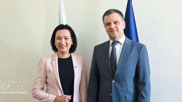 L'ambassadrice du Vietnam en Bulgarie, Nguyen Thi Minh Nguyet, et le ministre bulgare de la Justice, Nikolay Naydenov. Photo : VNA. 