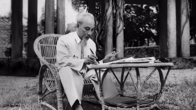 Le Président Hô Chi Minh travaillant au Palais présidentiel à Hanoï. Photo : VNA. 