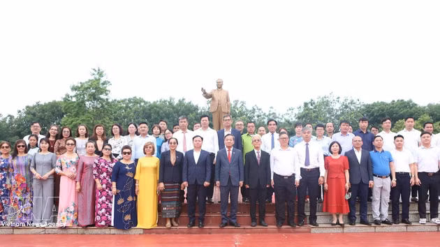 L’ambassadeur Nguyen Minh Tam et sa délégation posent pour une photo commémorative au monument du Président Kaysone Phomvihane, dans la province de Savannakhet. Photo : VNA. 