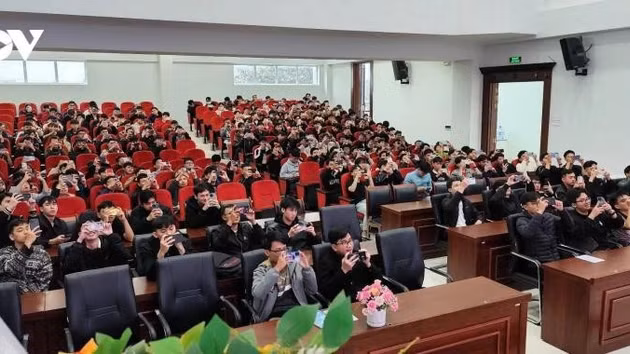 Des étudiants de l’Université de pédagogie technique de l’Université de Da Nang formés à une utilisation éthique et responsable de l’intelligence artificielle. Photo : VOV