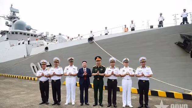 La frégate 015-Tran Hung Dao de la Marine populaire du Vietnam accoste au port militaire de Xinzhou. Photo : qdnd. 