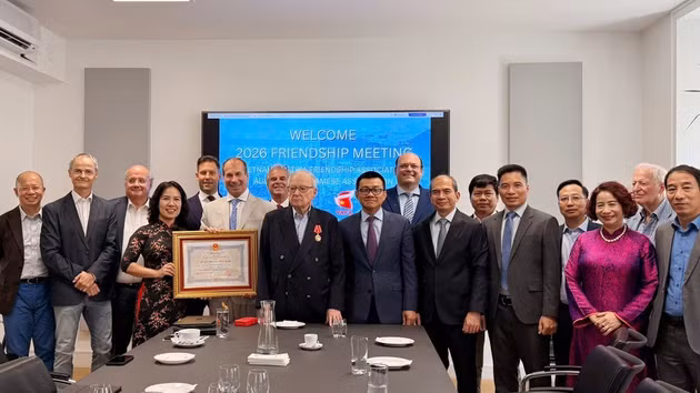 Remise de l'Ordre de l’Amitié à l’Association Autriche-Vietnam. Photo : NDEL. 