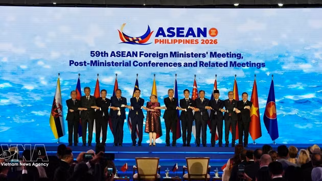 Les chefs de la diplomatie des États membres à l'ouverture de la 59e Réunion des ministres des Affaires étrangères de l'ASEAN (AMM-59). Photo: VNA 