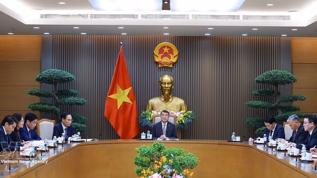 Le Premier ministre Le Minh Hung s'est entretenu pour la première fois par téléphone avec son homologue canadien, Mark Carney. Photo : VNA. 