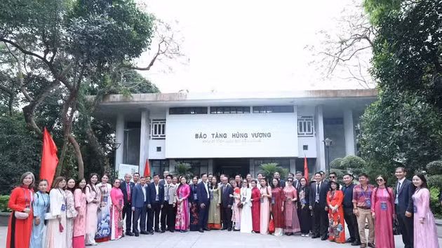 Une délégation de 60 Vietnamiens de la diaspora, originaires de 20 pays et territoires, a offert de l'encens en hommage aux rois Hùng. Photo : VNA 