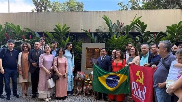 Cérémonie de dépôt de gerbe au mémorial en l'honneur du président Ho Chi Minh à Rio de Janeiro. Photo : VNA 