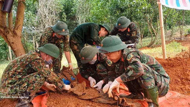 L'équipe chargée de rechercher et exhumer des restes des martyrs, relevant de la 4e région militaire 4) durant la campagne. Photo : VNA 