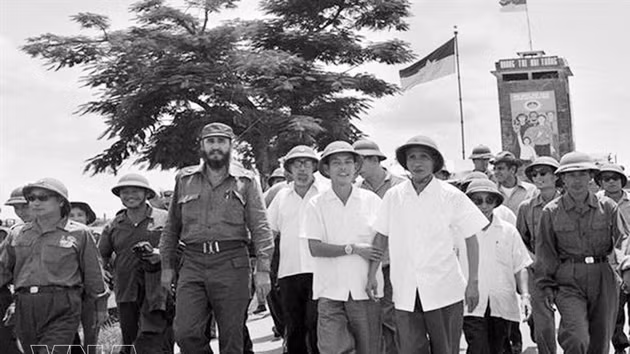 Le président cubain Fidel Castro et le Premier ministre vietnamien Pham Van Dong visitent la ville de Dong Ha en 1973. Photo : archives de la VNA. 