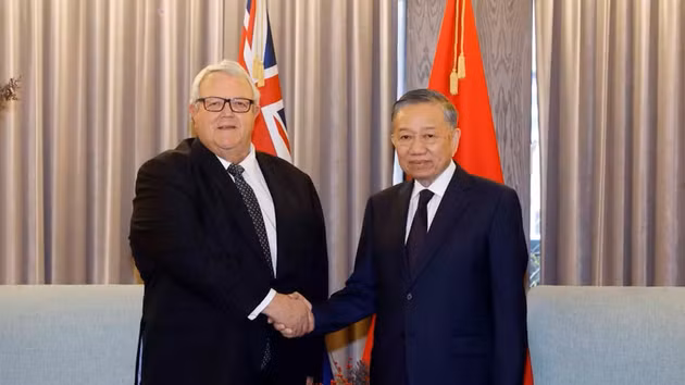 Le secrétaire général du Parti communiste du Vietnam et président de la République, Tô Lâm (droite) et le président du Parlement néo-zélandais, Gerry Brownlee, en août 2026 en Nouvelle-Zélande. Photo : VNA. 