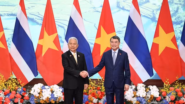 Le Premier ministre Le Minh Hung et Sophon Zaram, président de l’Assemblée nationale et de la Chambre des représentants du Royaume de Thaïlande.