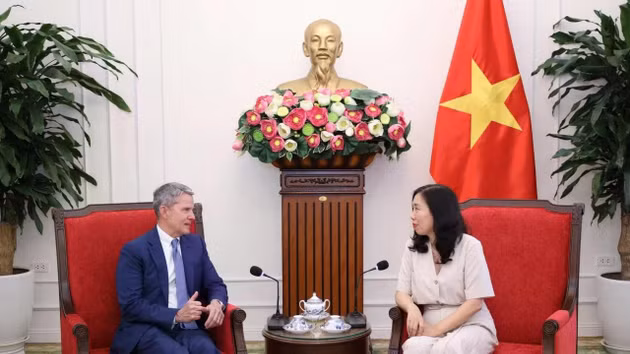 La vice-ministre des Affaires étrangères Le Thi Thu Hang et le vice-président exécutif de la chaîne de télévision américaine CNN, Phil Nelson. Photo : baoquocte 