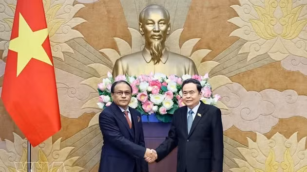 Le président de l’Assemblée nationale Trân Thanh Mân (droite) et le procureur général de Malaisie, Tan Sri Mohd Dusuki Mokhtar. Photo: VNA 
