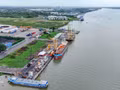 Prévu à partir de septembre 2026, le transport direct des produits agricoles du delta du Mékong depuis le port de Cai Cui vers le Guangxi, en Chine. Photo : VNA.