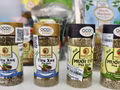 Des produits à base de poivre de Phu Quoc, certifiés OCOP trois étoiles de la province d'An Giang, sont exposés lors d'une exposition consacrée aux produits OCOP emblématiques du delta du Mékong. Photo : VNA. 