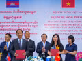 L’Administration routière du Vietnam et le ministère cambodgien des Travaux publics et des Transports signent le procès-verbal sur l’application de l’Accord sur le transport routier entre le Vietnam et le Cambodge aux paires de postes-frontières internationaux de Tân Nam - Meun Chey. Photo : VNA. 