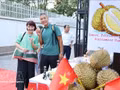 Deux touristes se font photographier avec des durians lors d'un événement vietnamien promouvant ce fruit savoureux. Photo: VNA 