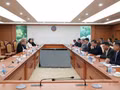 Lors de la rencontre entre le ministre vietnamien des Finances, Ngo Van Tuan, et l’ambassadeur du Canada au Vietnam, James Nickel, le 9 juillet à Hanoi. Photo : tapchikinhtetaichinh.vn