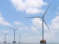 Le projet de centrale éolienne de Tân Thuân (phases 1 et 2), dans la commune éponyme de la province de Cà, a une capacité totale de 75 MW, comprenant 18 tours de turbines éoliennes. Photo : VNA. 