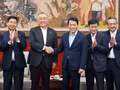 Le ministre de la Sécurité publique, Luong Tam Quang, serre la main de Nagao Yutaka, président du groupe japonais Yamato Holdings, à Hanoi, le 6 juillet. Photo : VNA. 