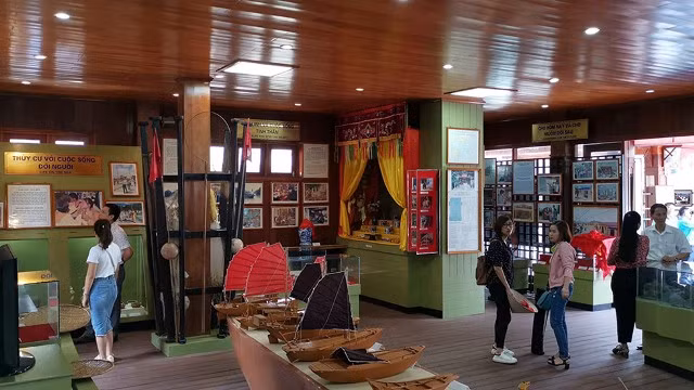 Aller visiter le centre culturel flottant unique sur la baie de Ha Long ảnh 3