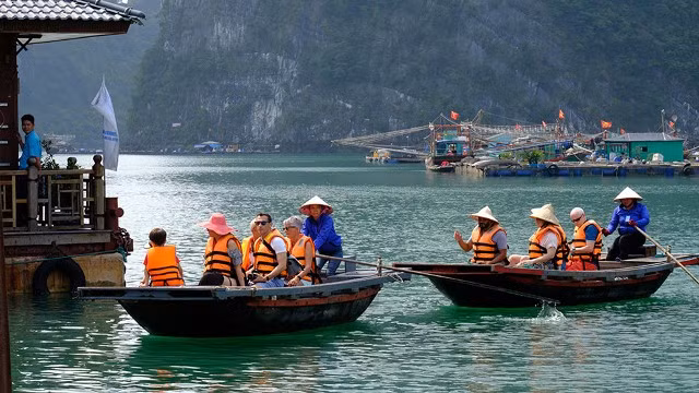 Aller visiter le centre culturel flottant unique sur la baie de Ha Long ảnh 6