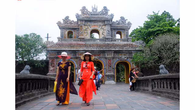 Images impressionnantes de centaines de pans d’ao dài à Dai Nôi de Huê ảnh 10