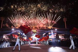 À 20h10, une première salve de feux d’artifice à basse altitude a marqué l’ouverture du programme artistique intitulé « Âm vang Tổ quốc ». Photo : Vnexpress.