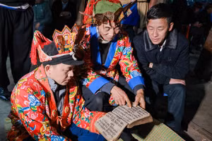 Les ouvrages anciens écrits en écriture nôm dao recèlent de nombreuses valeurs uniques. Photo : baocaobang.