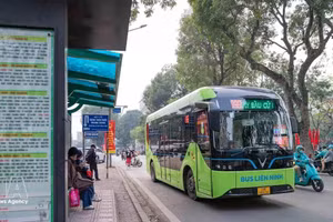 Dès le 1er avril, Hanoï déploie dix nouvelles lignes de bus électriques. Photo : VNA.