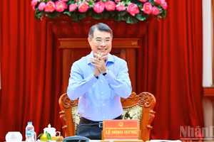 Le Premier ministre Le Minh Hung préside la séance de travail avec la permanence du Comité provincial du Parti de Dong Thap.