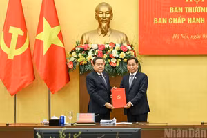 Le secrétaire du Comité du Parti de l’AN et président de l’AN, Tran Thanh Man, remet la décision du Bureau politique au camarade Le Quang Manh.