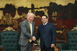 Le Premier ministre Pham Minh Chinh (droite) et Yan Jiehe, fondateur et président de China Pacific Construction Group.