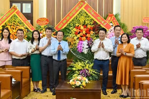 Que Dinh Nguyen, rédacteur en chef adjoint du Nhân Dân, a reçu une délégation de la ville de Hanoï, conduite par Tran The Cuong, vice-président permanent du Conseil populaire municipal.