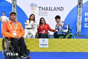 La nageuse Vi Thi Hang remporte sa quatrième médaille d'or aux 13es ASEAN Para Games. Photo : VNA.