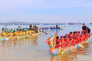 Les équipes en compétition lors des courses de bateaux traditionnelles. 